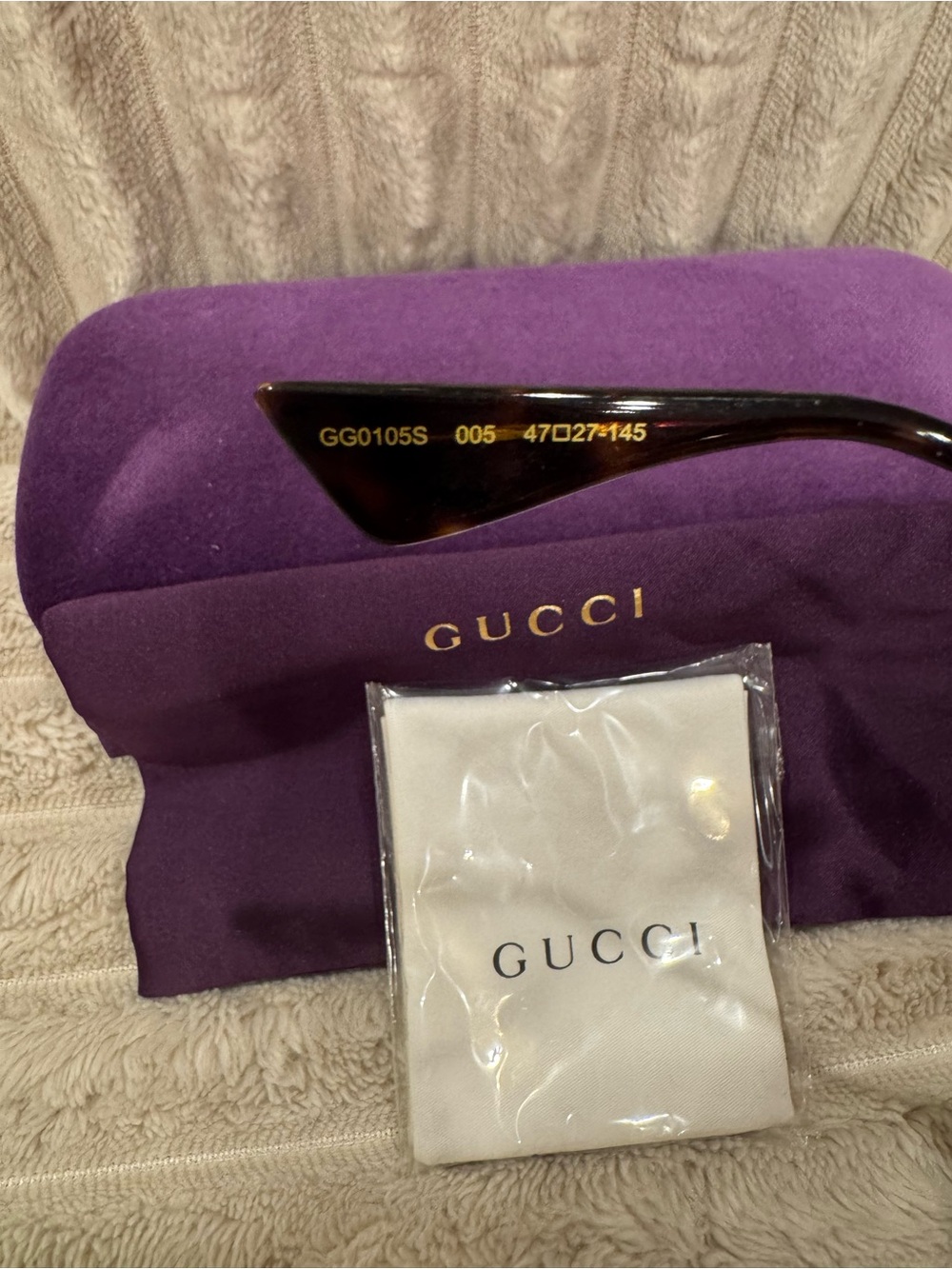 Gucci Round Sunglasses with Gold Frame and Blue, Red, Cream Accents - Picture 5 of 5